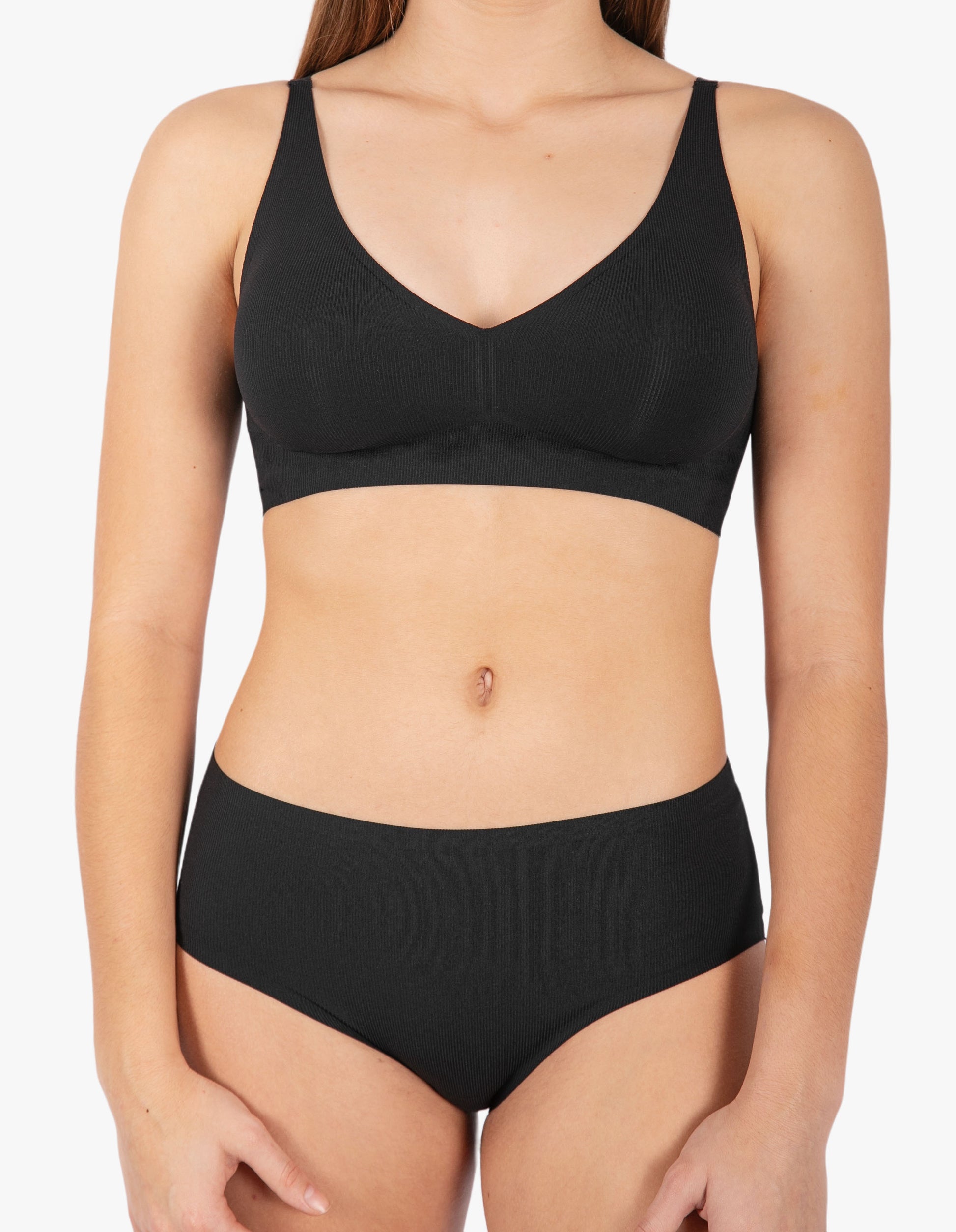 Sleek black seamless bra from a top underwear factory, crafted by a leading sleepwear factory or pajamas manufacturers for a comfortable and modern fit